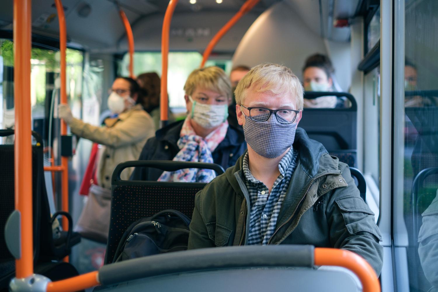 24 часа в автобусе. Люди в автобусе. Люди в масках в автобусе. Маски в общественном транспорте. D общественнv транспорт.