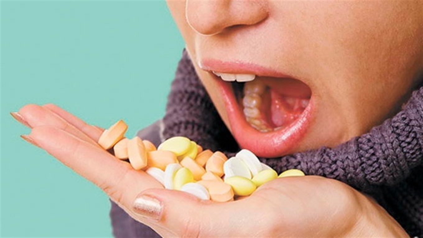 Таблетки принимать вреда. Прием антибиотиков. Самолечение антибиотиками. Человек ест таблетки.